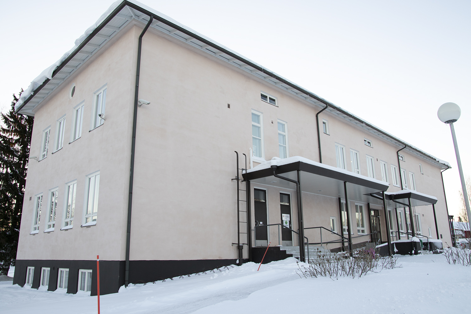 Koulu- ja palkkatoimiston toimistorakennus, jossa on myös samassa yhteydessä Polvijärven kirjasto.
